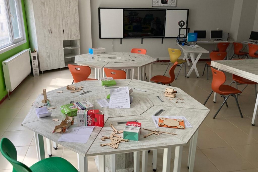 Çorlu Farklı Fikirler Koleji Robotik Kodlama Atölyesi 